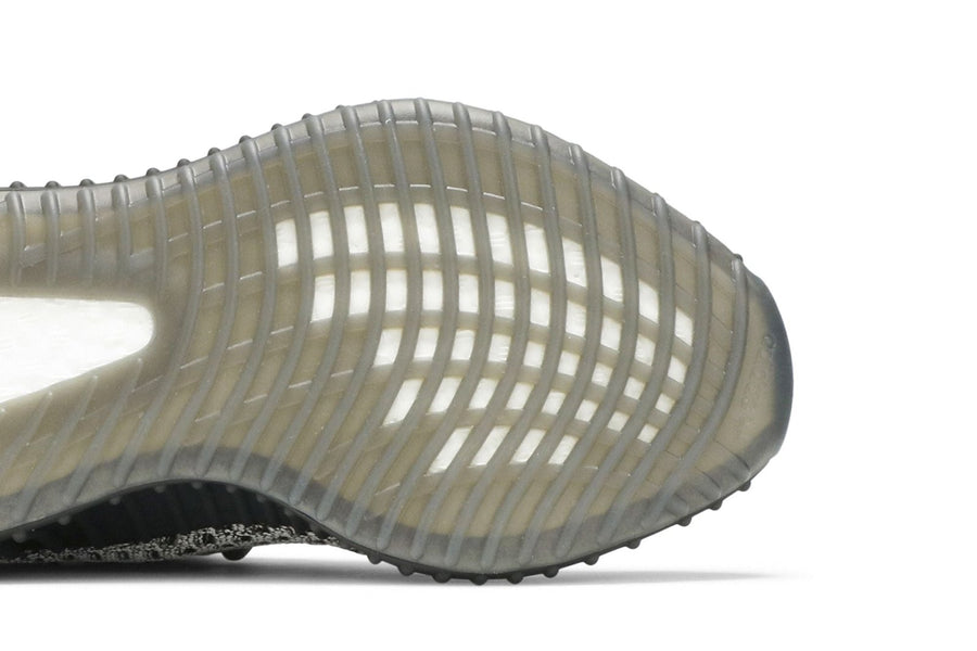Vista superior do Yeezy Adidas Yeezy Boost 350 V2 Ash Stone mostrando abertura, lingueta e cadarços