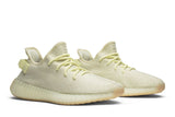 Vista frontal do Yeezy adidas Yeezy Boost 350 V2 Butter mostrando biqueira e costuras