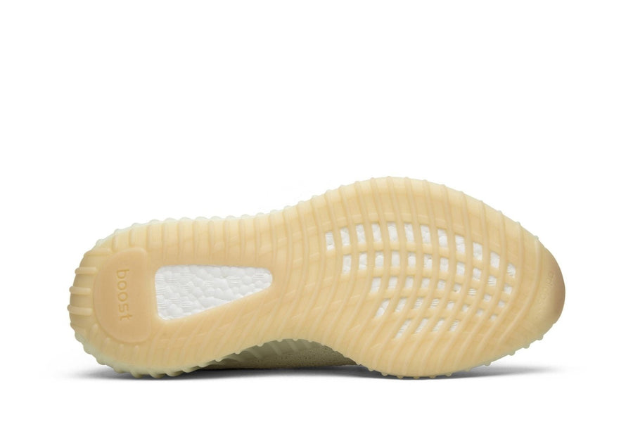 Vista traseira do Yeezy adidas Yeezy Boost 350 V2 Butter mostrando calcanheira e detalhes do solado