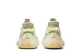 Vista superior do Yeezy adidas Yeezy Boost 350 V2 Butter mostrando abertura, lingueta e cadarços