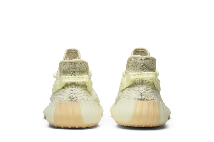 Vista superior do Yeezy adidas Yeezy Boost 350 V2 Butter mostrando abertura, lingueta e cadarços