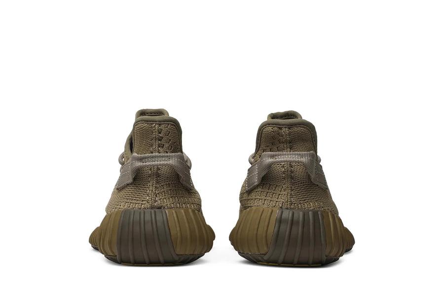 Vista frontal do Yeezy Adidas Yeezy Boost 350 V2 Earth mostrando biqueira e costuras