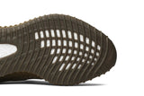 Vista superior do Yeezy Adidas Yeezy Boost 350 V2 Earth mostrando abertura, lingueta e cadarços
