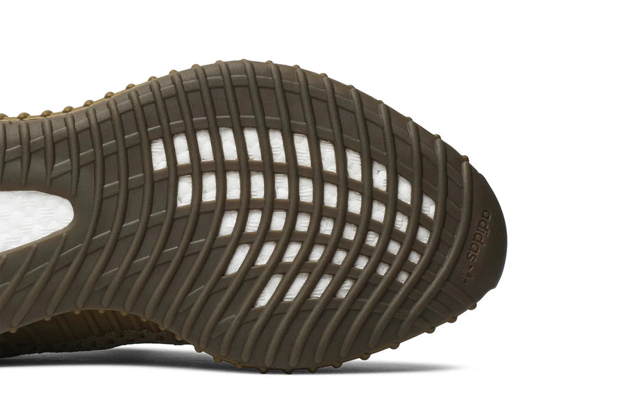 Vista superior do Yeezy Adidas Yeezy Boost 350 V2 Earth mostrando abertura, lingueta e cadarços