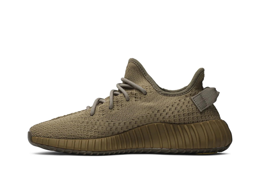Vista lateral do Yeezy Adidas Yeezy Boost 350 V2 Earth mostrando design do cabedal e logo da marca