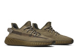 Vista em detalhe do Yeezy Adidas Yeezy Boost 350 V2 Earth mostrando textura do material e acabamento