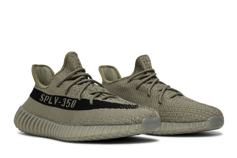 Vista frontal do Yeezy adidas Yeezy Boost 350 V2 Granite mostrando biqueira e costuras