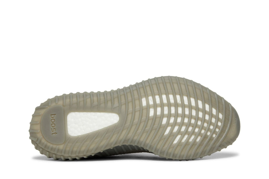 Vista traseira do Yeezy adidas Yeezy Boost 350 V2 Granite mostrando calcanheira e detalhes do solado