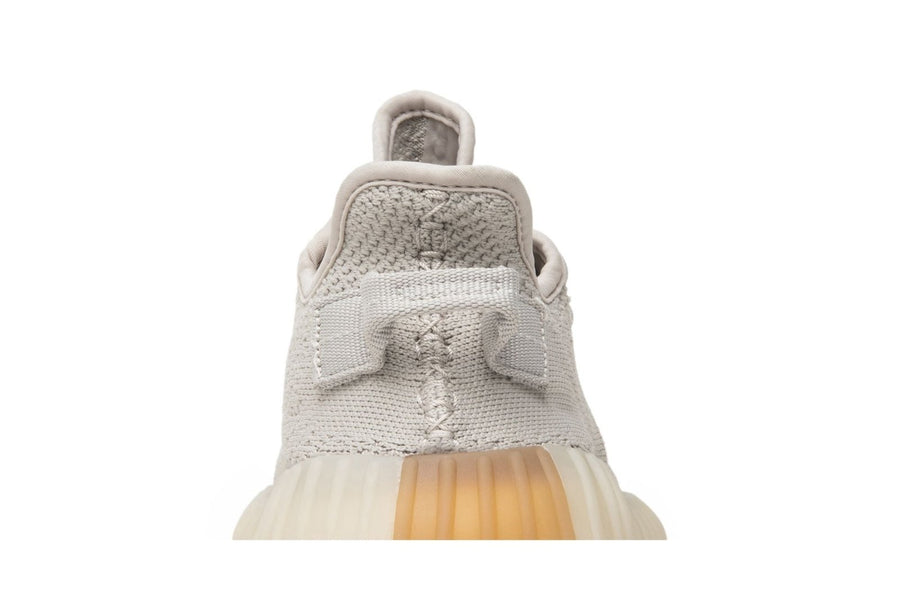 Vista do solado do Yeezy Adidas Yeezy Boost 350 V2 Sesame mostrando padrão de tração e tecnologia de amortecimento