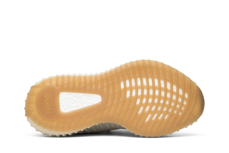 Vista traseira do Yeezy Adidas Yeezy Boost 350 V2 Sesame mostrando calcanheira e detalhes do solado