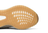 Vista superior do Yeezy Adidas Yeezy Boost 350 V2 Sesame mostrando abertura, lingueta e cadarços