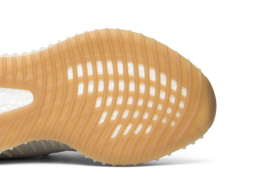 Vista superior do Yeezy Adidas Yeezy Boost 350 V2 Sesame mostrando abertura, lingueta e cadarços