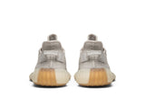 Vista frontal do Yeezy Adidas Yeezy Boost 350 V2 Sesame mostrando biqueira e costuras