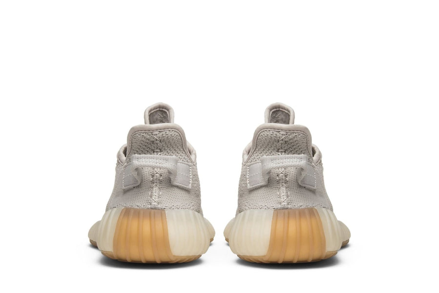 Vista frontal do Yeezy Adidas Yeezy Boost 350 V2 Sesame mostrando biqueira e costuras
