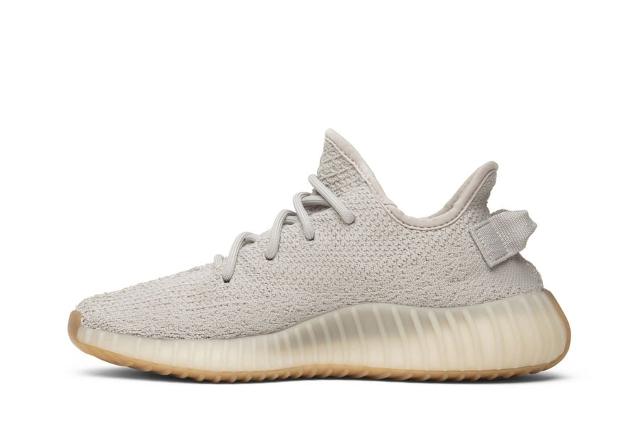 Vista lateral do Yeezy Adidas Yeezy Boost 350 V2 Sesame mostrando design do cabedal e logo da marca
