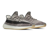 Vista frontal do Yeezy adidas Yeezy Boost 350 V2 Zyon mostrando biqueira e costuras