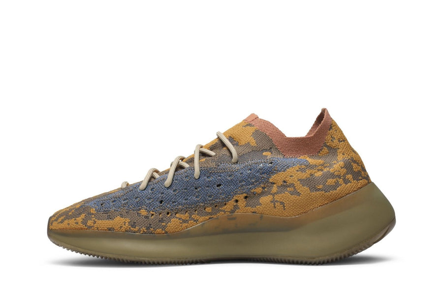 Vista lateral do Yeezy Adidas Yeezy Boost 380 Blue Oat mostrando design do cabedal e logo da marca