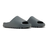 Vista frontal do Adidas adidas Yeezy Slide Slate Marine Azul Escuro mostrando biqueira e costuras