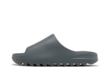 Vista lateral do Adidas adidas Yeezy Slide Slate Marine Azul Escuro mostrando design do cabedal e logo da marca