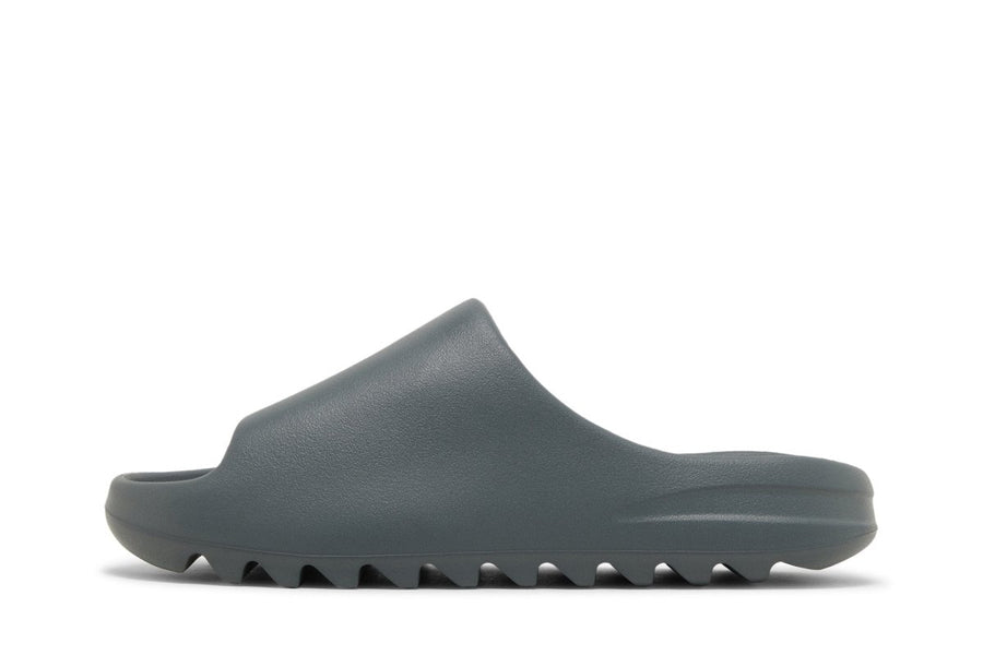 Vista lateral do Adidas adidas Yeezy Slide Slate Marine Azul Escuro mostrando design do cabedal e logo da marca
