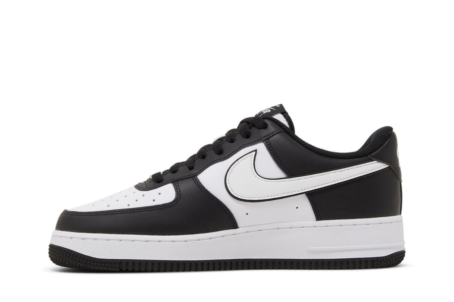 Vista lateral do Nike Air Force 1 Low '07 Panda mostrando design do cabedal e logo da marca