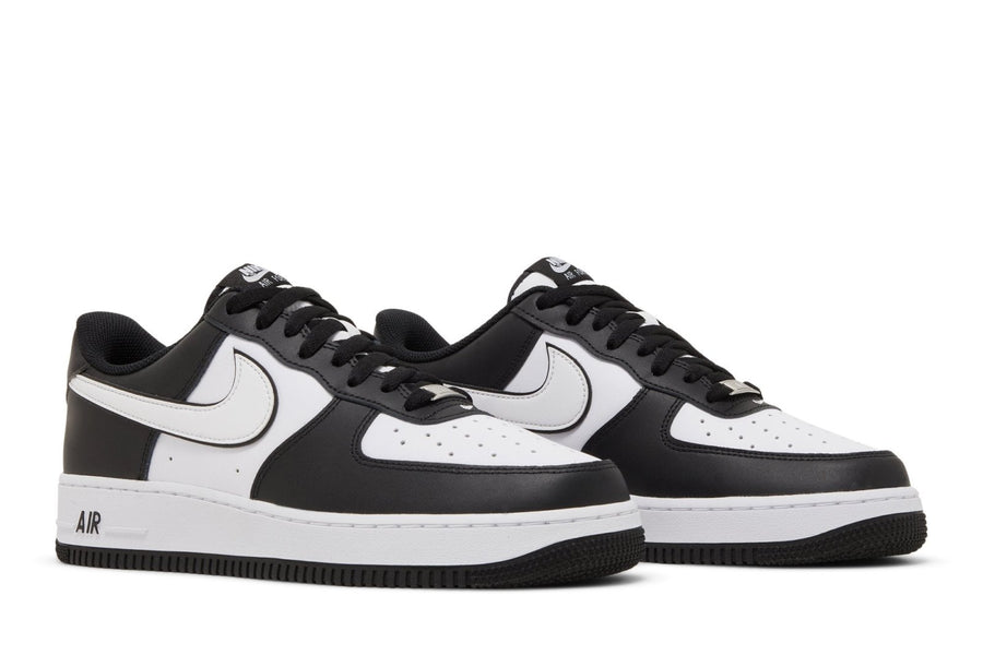 Vista frontal do Nike Air Force 1 Low '07 Panda mostrando biqueira e costuras