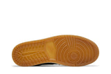 Vista traseira do Jordan Nike Air Jordan 1 High Og Black Metallic Gold mostrando calcanheira e detalhes do solado