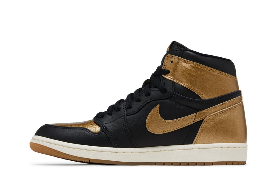 Vista lateral do Jordan Nike Air Jordan 1 High Og Black Metallic Gold mostrando design do cabedal e logo da marca