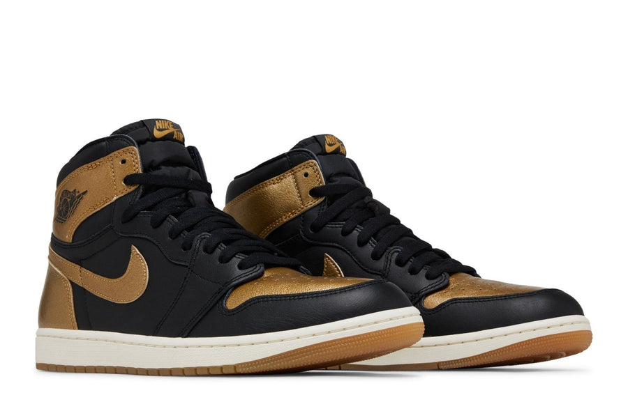 Vista frontal do Jordan Nike Air Jordan 1 High Og Black Metallic Gold mostrando biqueira e costuras