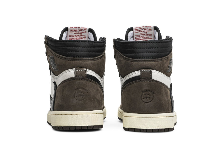 Vista superior do Jordan Nike Air Jordan 1 High Og Sp x Travis Scott Mocha mostrando abertura, lingueta e cadarços