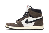 Vista lateral do Jordan Nike Air Jordan 1 High Og Sp x Travis Scott Mocha mostrando design do cabedal e logo da marca