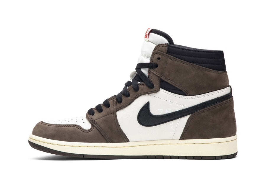 Vista lateral do Jordan Nike Air Jordan 1 High Og Sp x Travis Scott Mocha mostrando design do cabedal e logo da marca
