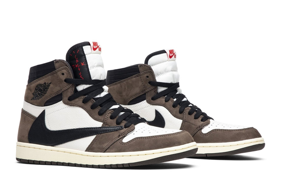 Vista frontal do Jordan Nike Air Jordan 1 High Og Sp x Travis Scott Mocha mostrando biqueira e costuras