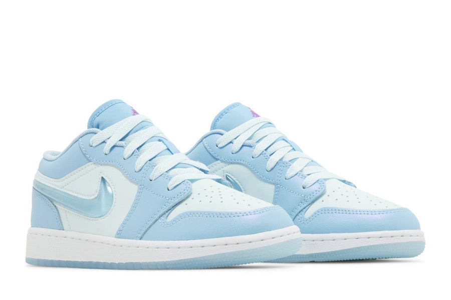 Vista frontal do Jordan Nike Air Jordan 1 Low Aquarius Blue mostrando biqueira e costuras