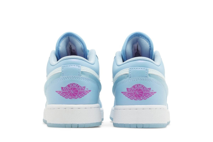 Vista superior do Jordan Nike Air Jordan 1 Low Aquarius Blue mostrando abertura, lingueta e cadarços