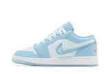 Vista lateral do Jordan Nike Air Jordan 1 Low Aquarius Blue mostrando design do cabedal e logo da marca