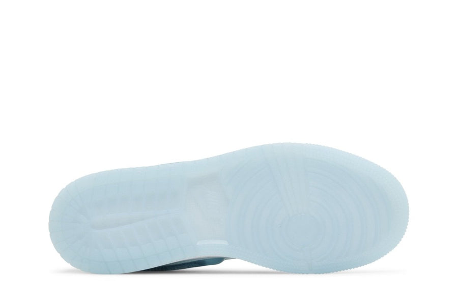 Vista traseira do Jordan Nike Air Jordan 1 Low Aquarius Blue mostrando calcanheira e detalhes do solado