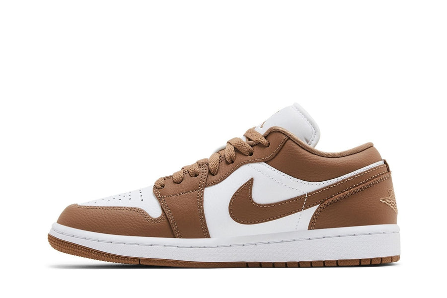 Vista lateral do Jordan Nike Air Jordan 1 Low Archaeo Brown White mostrando design do cabedal e logo da marca