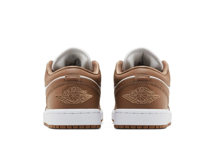 Vista frontal do Jordan Nike Air Jordan 1 Low Archaeo Brown White mostrando biqueira e costuras
