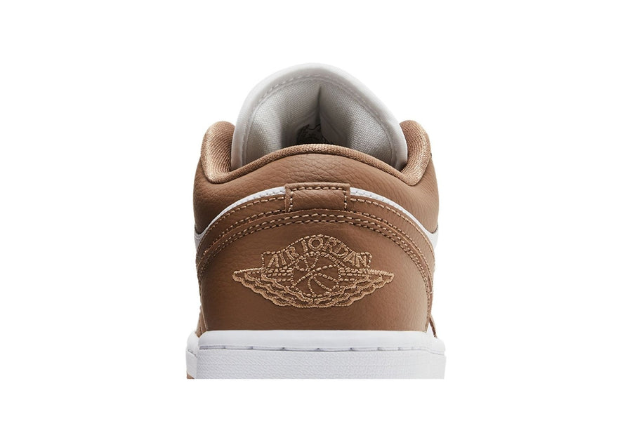 Vista do solado do Jordan Nike Air Jordan 1 Low Archaeo Brown White mostrando padrão de tração e tecnologia de amortecimento