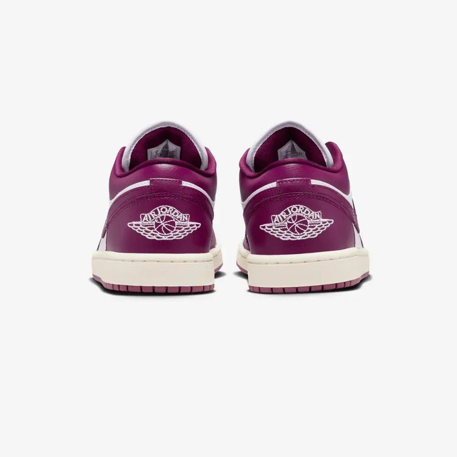 Vista traseira do Jordan Nike Air Jordan 1 Low Bordeaux mostrando calcanheira e detalhes do solado