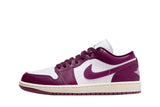Vista lateral do Jordan Nike Air Jordan 1 Low Bordeaux mostrando design do cabedal e logo da marca