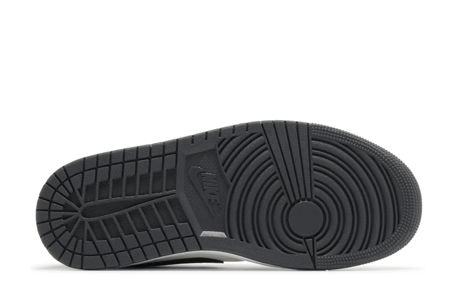 Vista traseira do Jordan Nike Air Jordan 1 Low Dark Grey mostrando calcanheira e detalhes do solado