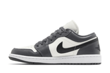 Vista lateral do Jordan Nike Air Jordan 1 Low Dark Grey mostrando design do cabedal e logo da marca
