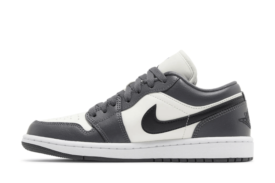 Vista lateral do Jordan Nike Air Jordan 1 Low Dark Grey mostrando design do cabedal e logo da marca