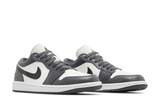 Vista frontal do Jordan Nike Air Jordan 1 Low Dark Grey mostrando biqueira e costuras