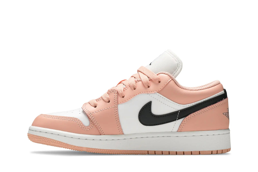Vista lateral do Jordan Air Jordan 1 Low GS Light Arctic Pink mostrando design do cabedal e logo da marca