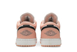Vista frontal do Jordan Air Jordan 1 Low GS Light Arctic Pink mostrando biqueira e costuras