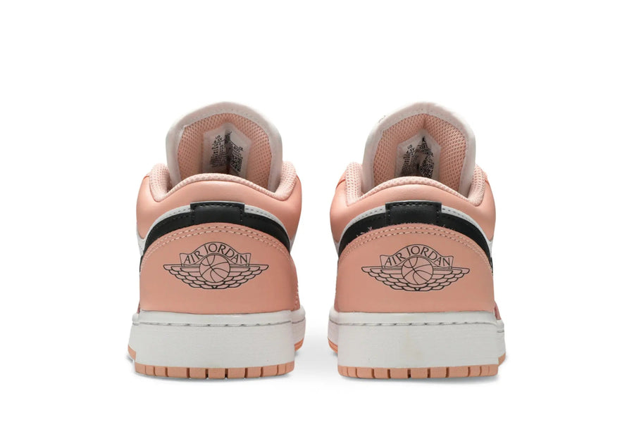 Vista frontal do Jordan Air Jordan 1 Low GS Light Arctic Pink mostrando biqueira e costuras