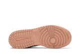 Vista traseira do Jordan Air Jordan 1 Low GS Light Arctic Pink mostrando calcanheira e detalhes do solado